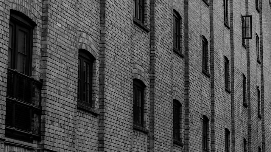 Fenster beschädigt am Domplatz in Meißen