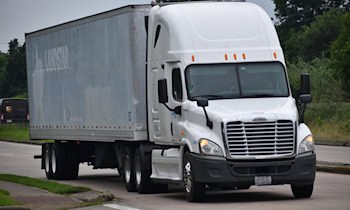 Kollision zwischen Sattelzug und Opel in OT Zentrum