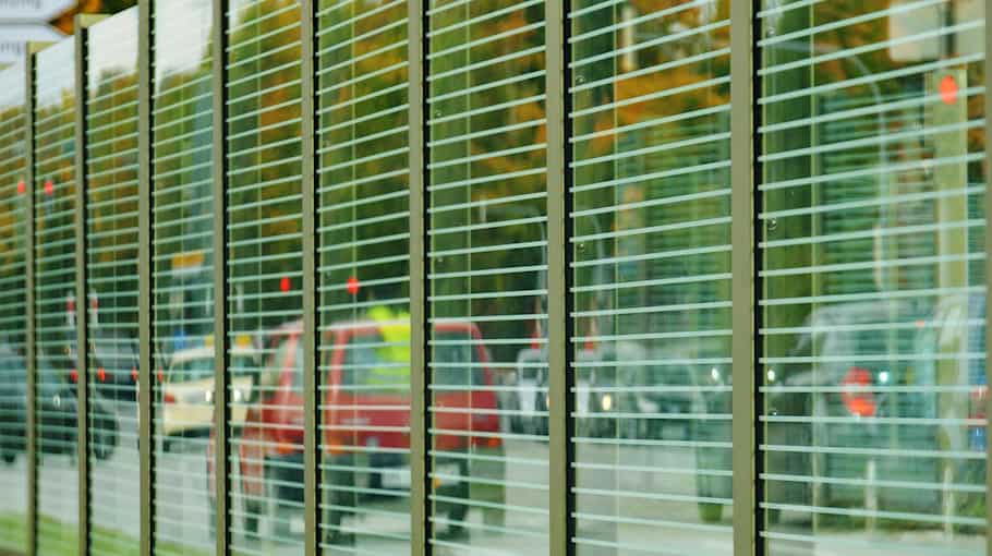 Drei Scheiben der Lärmschutzwand beschädigt – Zeugen gesucht