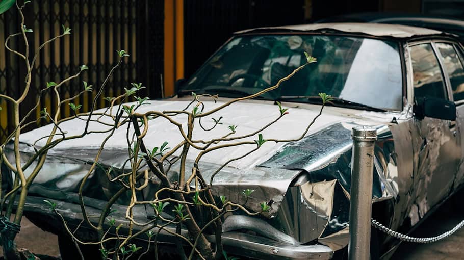 Audi landet nach Überholmanöver im Seitengraben