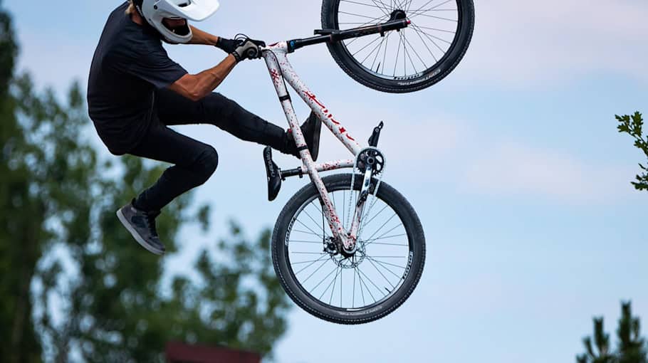 Zwei Mountainbikes aus Garage gestohlen