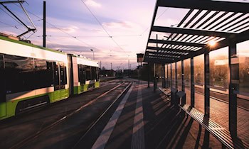 Zeugenaufruf nach Unfall zwischen Pkw und Straßenbahn in Leipzig