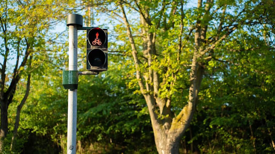 Unfallflucht beschädigt Ampelmast in Mülsen