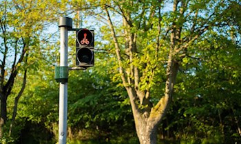 Unfallflucht beschädigt Ampelmast in Mülsen