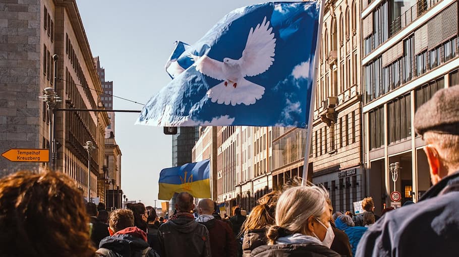 Mann zeigt verfassungswidrige Symbole am Dresdner Hauptbahnhof