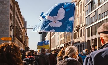 Mann zeigt verfassungswidrige Symbole am Dresdner Hauptbahnhof