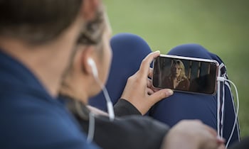 Handy am Steuer: Polizei stoppt Sattelzug