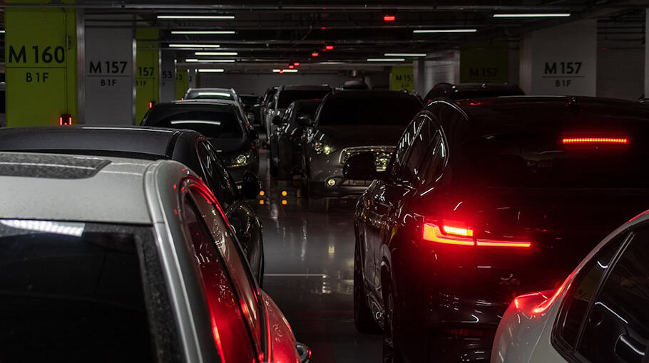 Senior verliert Kontrolle in Parkhauszufahrt und stößt gegen Mauer