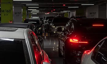 Senior verliert Kontrolle in Parkhauszufahrt und stößt gegen Mauer