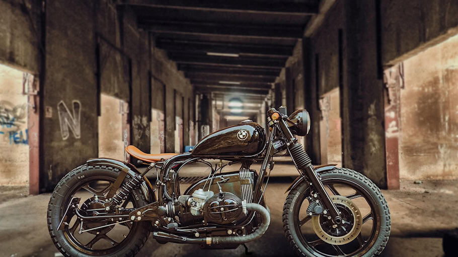 Unbekannte verursacht Sachschaden an grauem BMW in Reichenbach