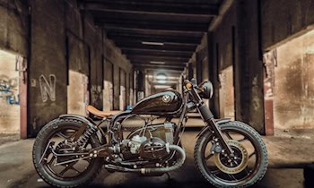 Unbekannte verursacht Sachschaden an grauem BMW in Reichenbach