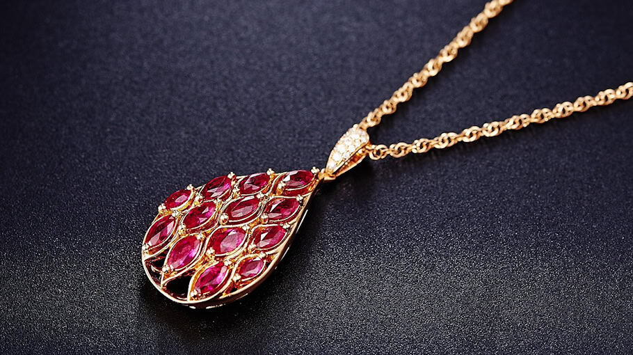 Anhänger löst sich und prallt gegen Baum bei Großkoschen