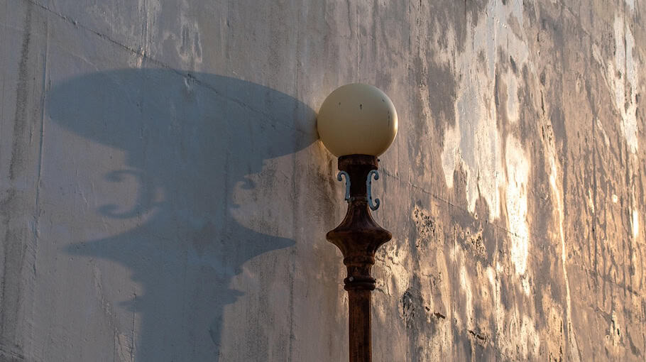 Unfallflucht in Ellefeld: Lkw beschädigt Straßenlaterne