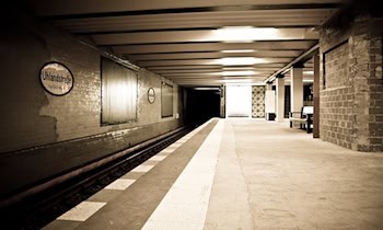 Raub an der Straßenbahnhaltestelle Strehlener Platz