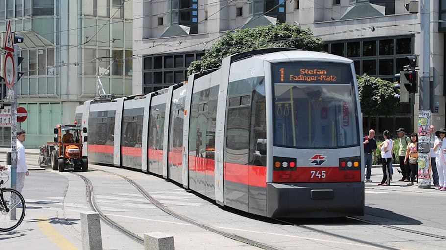 Frau von Straßenbahn erfasst in Zwickau