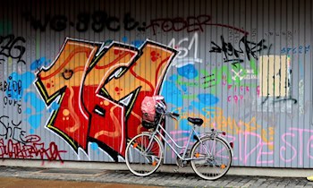 Graffiti auf Wohnblockdach in Albert-Köhler-Straße