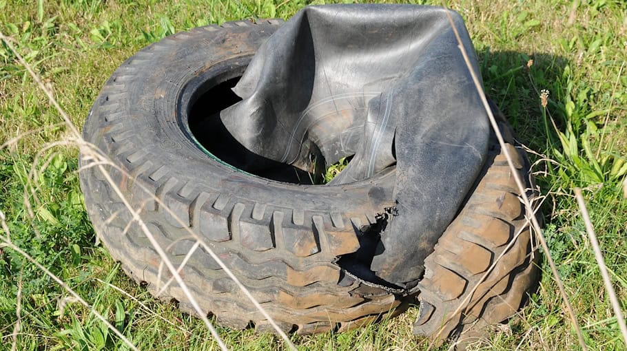 Illegale Altreifenentsorgung nahe Heinrichsort