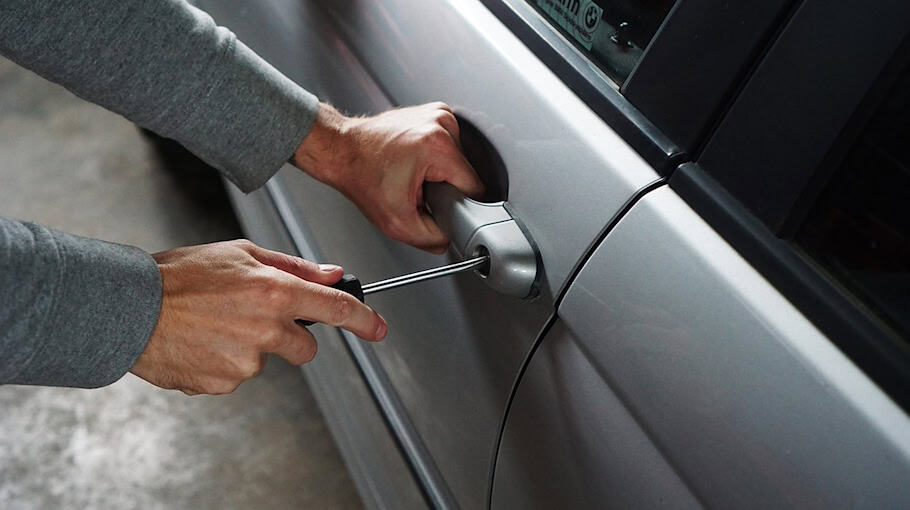 Einbrüche in zwei Autos in Dresden-Stetzsch