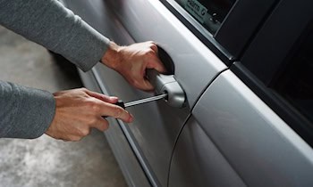 Einbrüche in zwei Autos in Dresden-Stetzsch