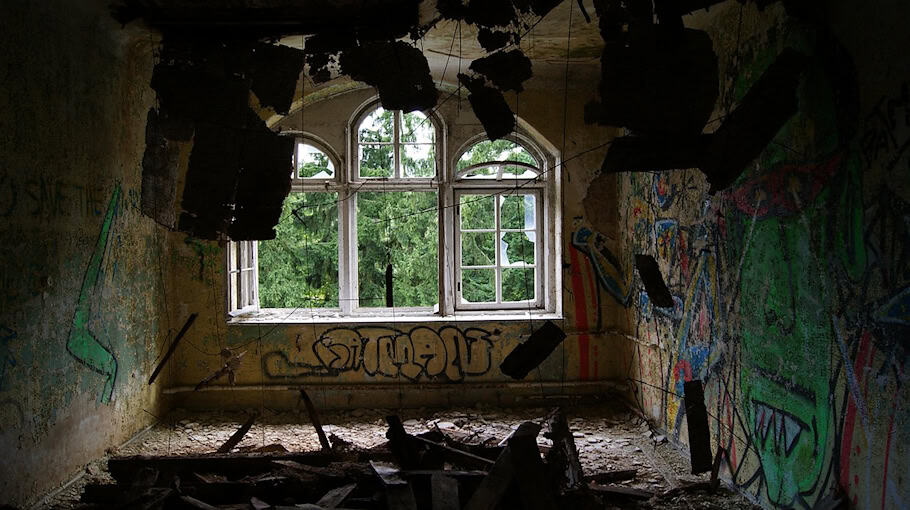 Schmiererei mit Hakenkreuz an Fußgängertunnel in Dresden-Dölzschen