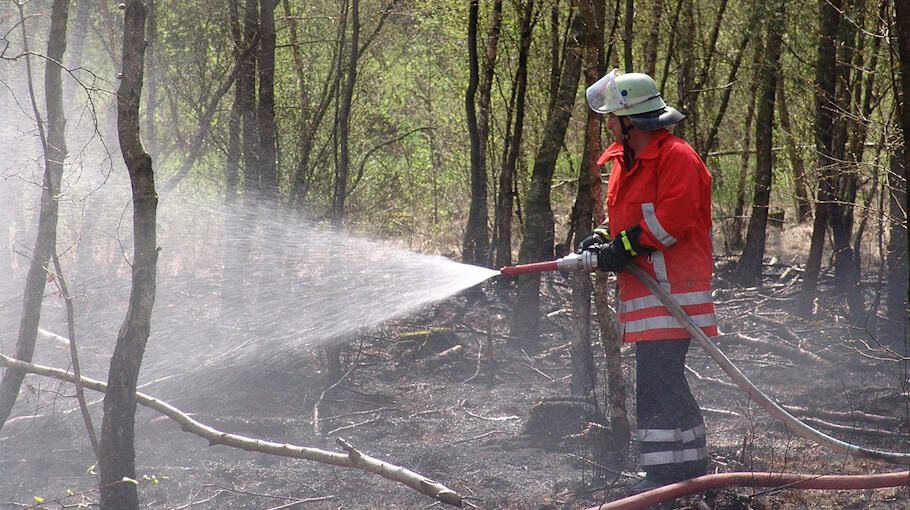 Wiese brennt am Eichenweg in Krauschwitz