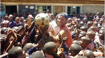 Lothar Firlej mit Ball (Bild: Lothar Firlej)